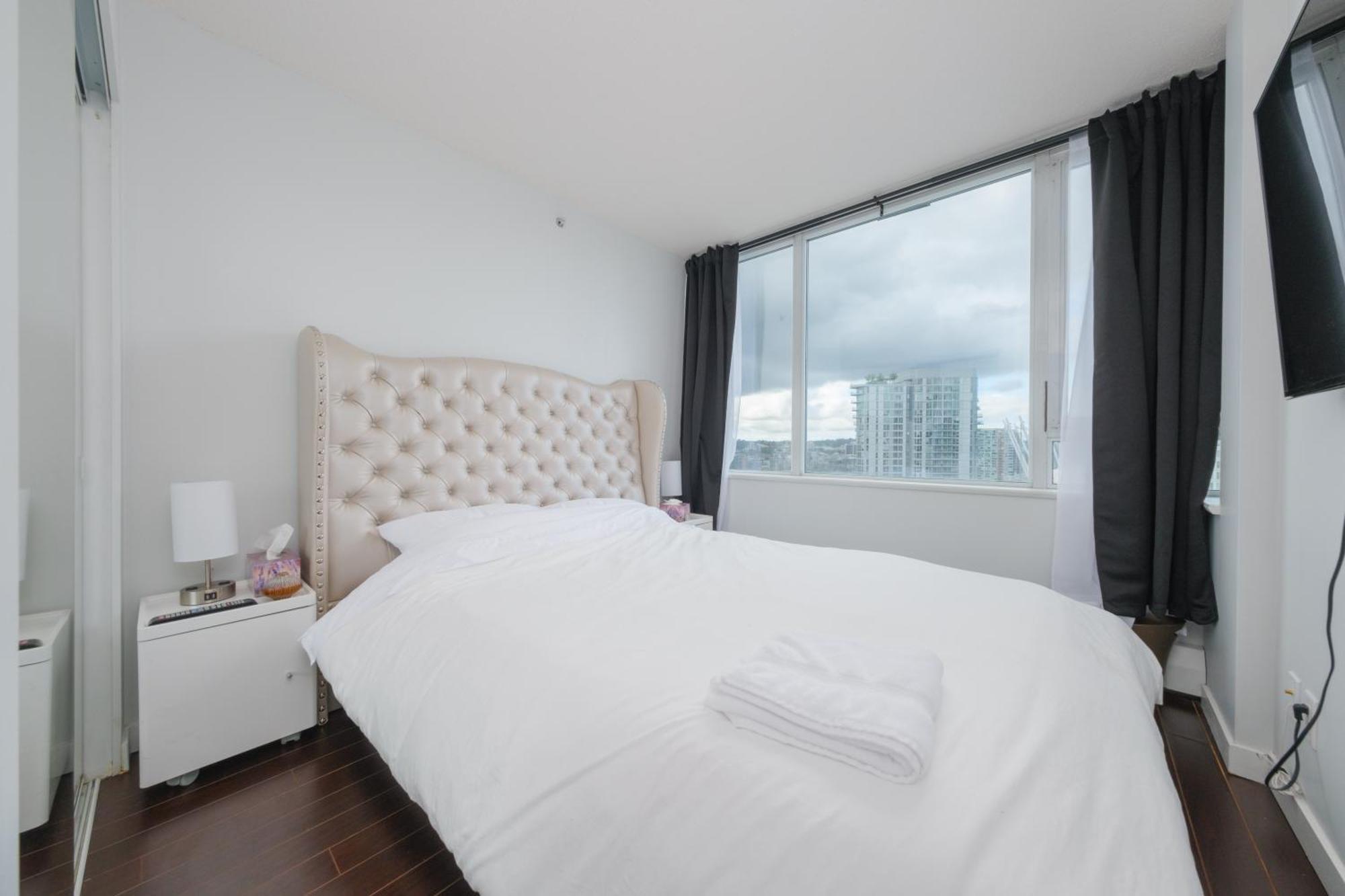 Central 1-Bedroom Apartment With Pool, Jacuzzi & Sauna Ванкувер Экстерьер фото