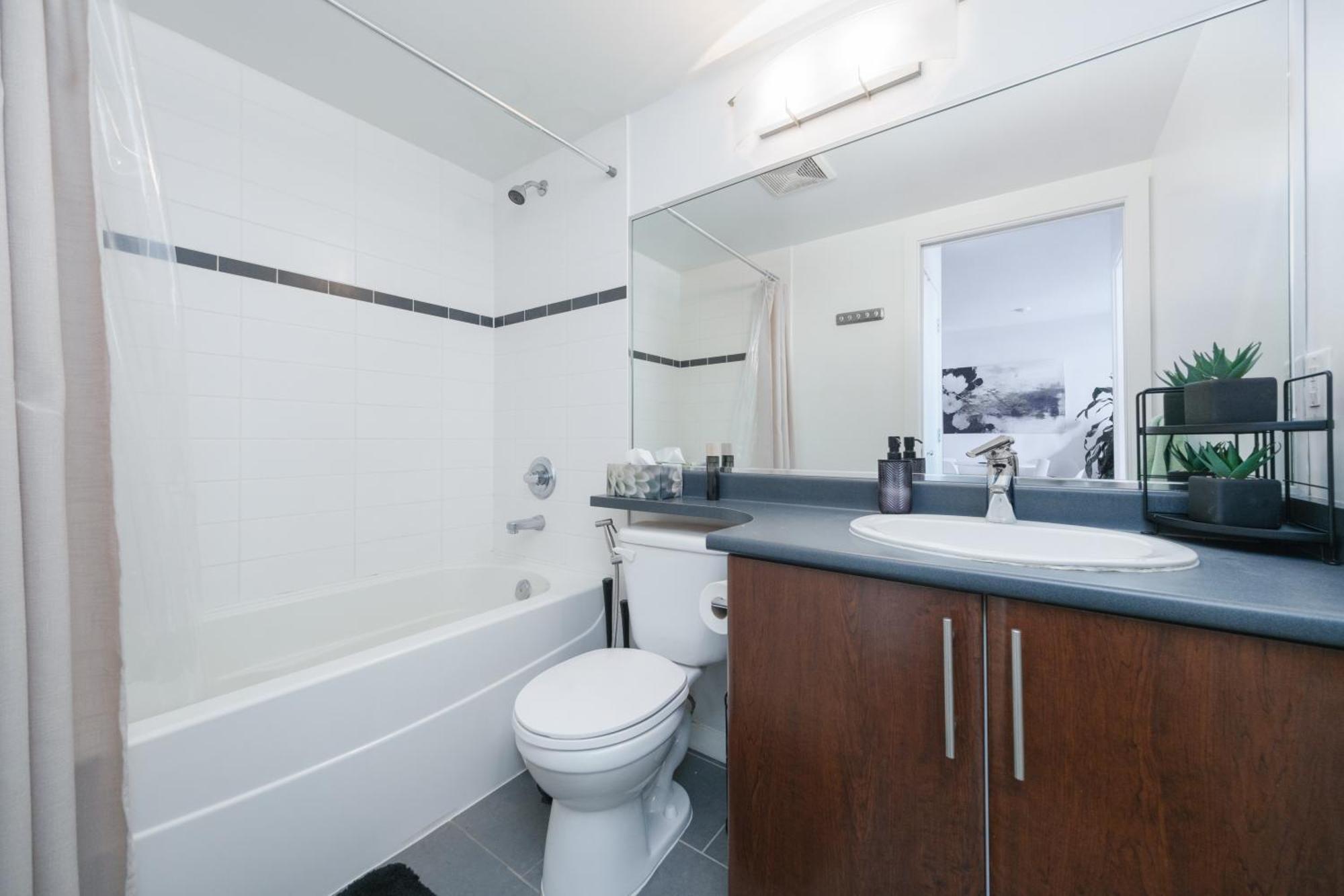 Central 1-Bedroom Apartment With Pool, Jacuzzi & Sauna Ванкувер Экстерьер фото