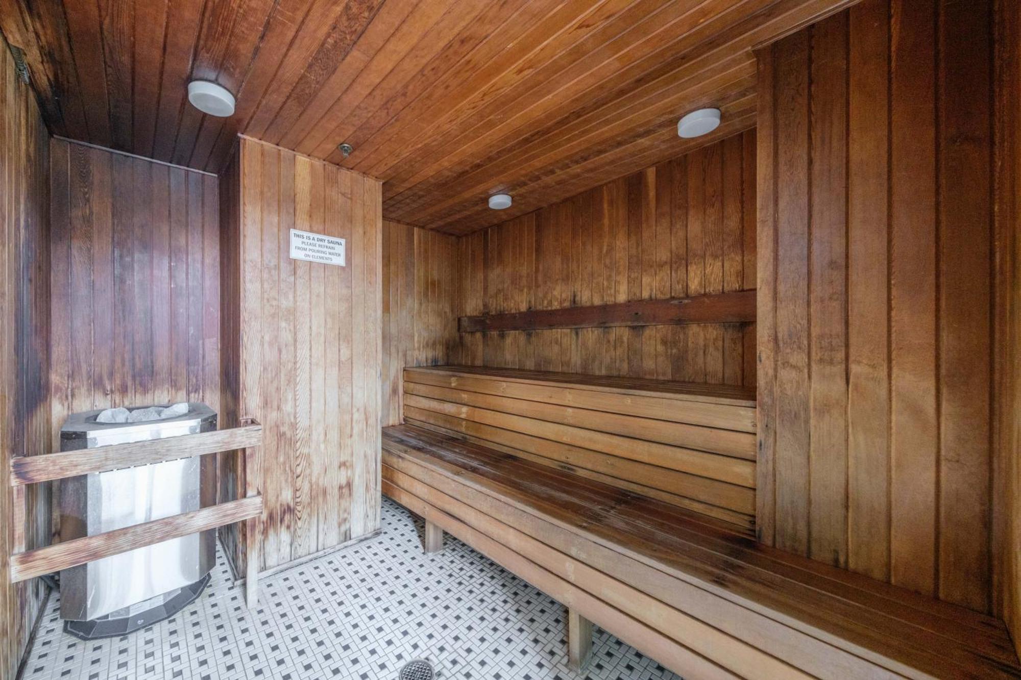 Central 1-Bedroom Apartment With Pool, Jacuzzi & Sauna Ванкувер Экстерьер фото