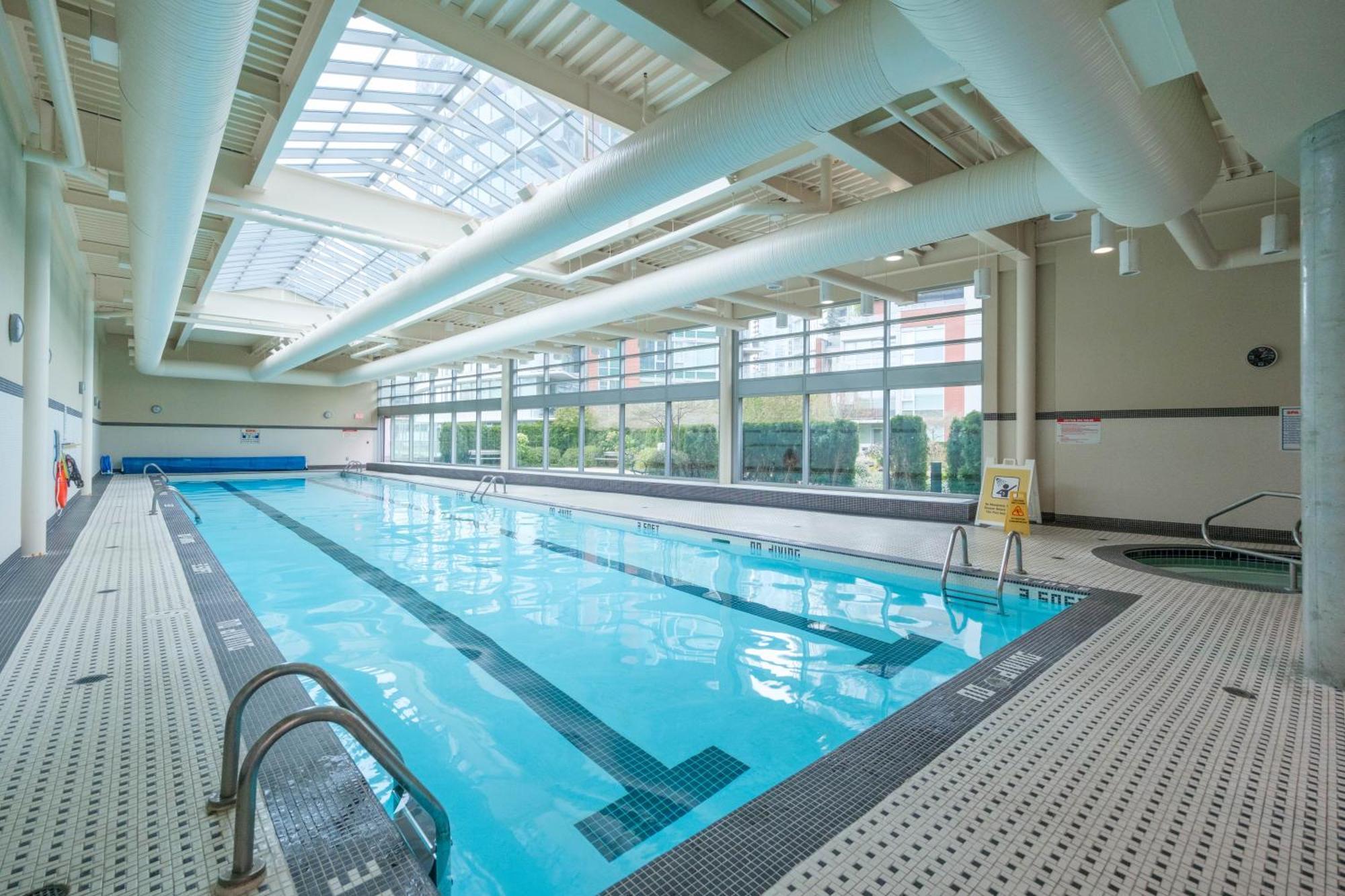 Central 1-Bedroom Apartment With Pool, Jacuzzi & Sauna Ванкувер Экстерьер фото